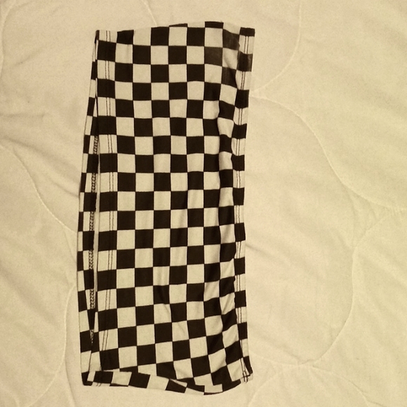 I'm selling a strapless checkered top from shein and is a size 11-12 yr - Picture 1 of 3